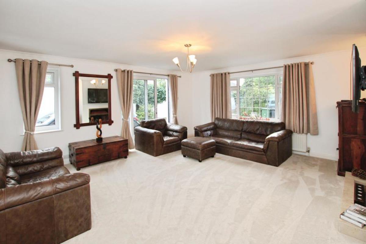 Flat Shortwood Road in Bristol
