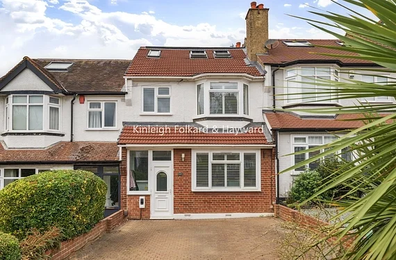 Flat Crest Road in Greater London