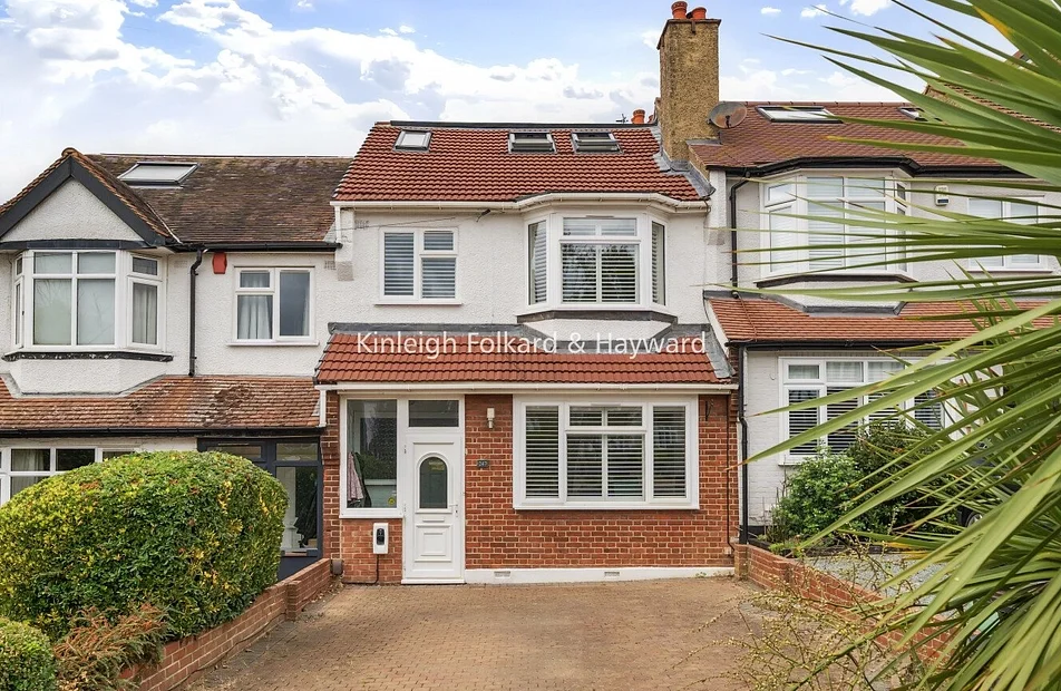 Flat Crest Road in Greater London