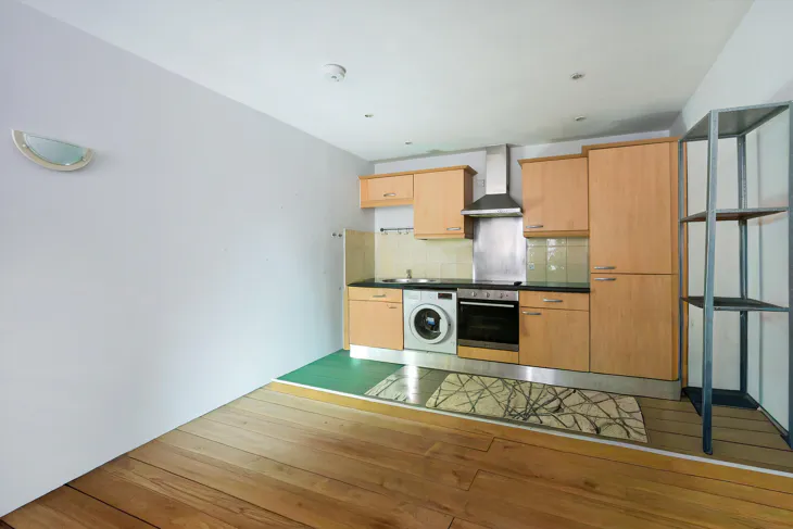 Flat Artichoke Hill in Greater London