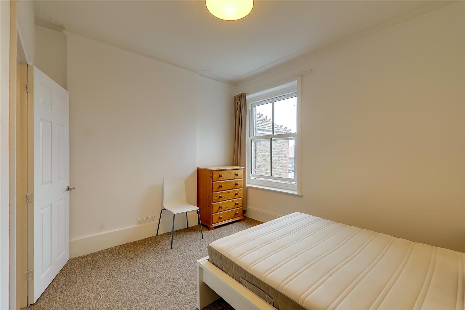 Room Charlecote Road in Worthing