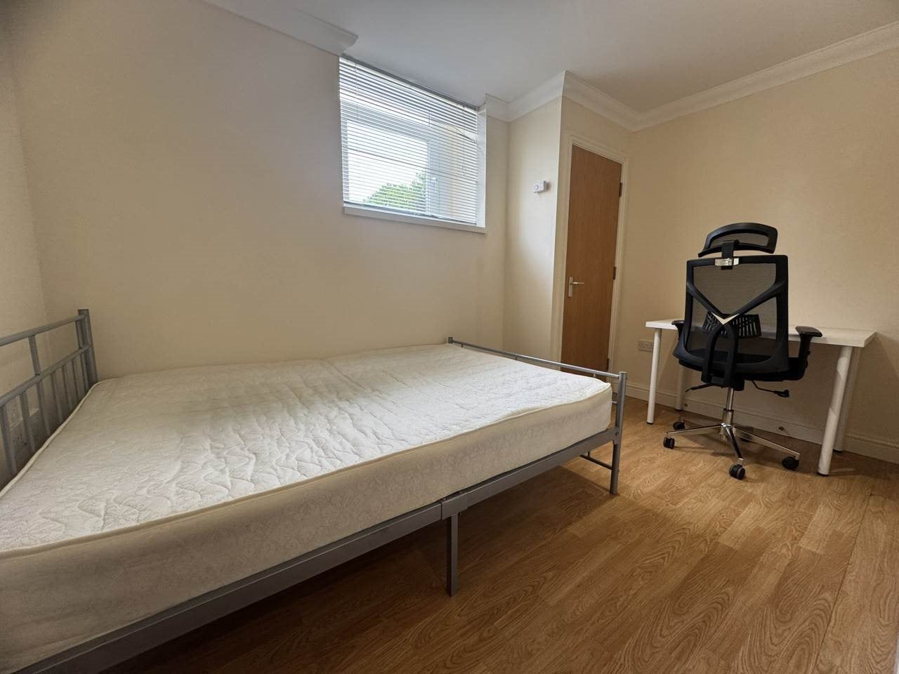 Room Richmond Road in Cardiff