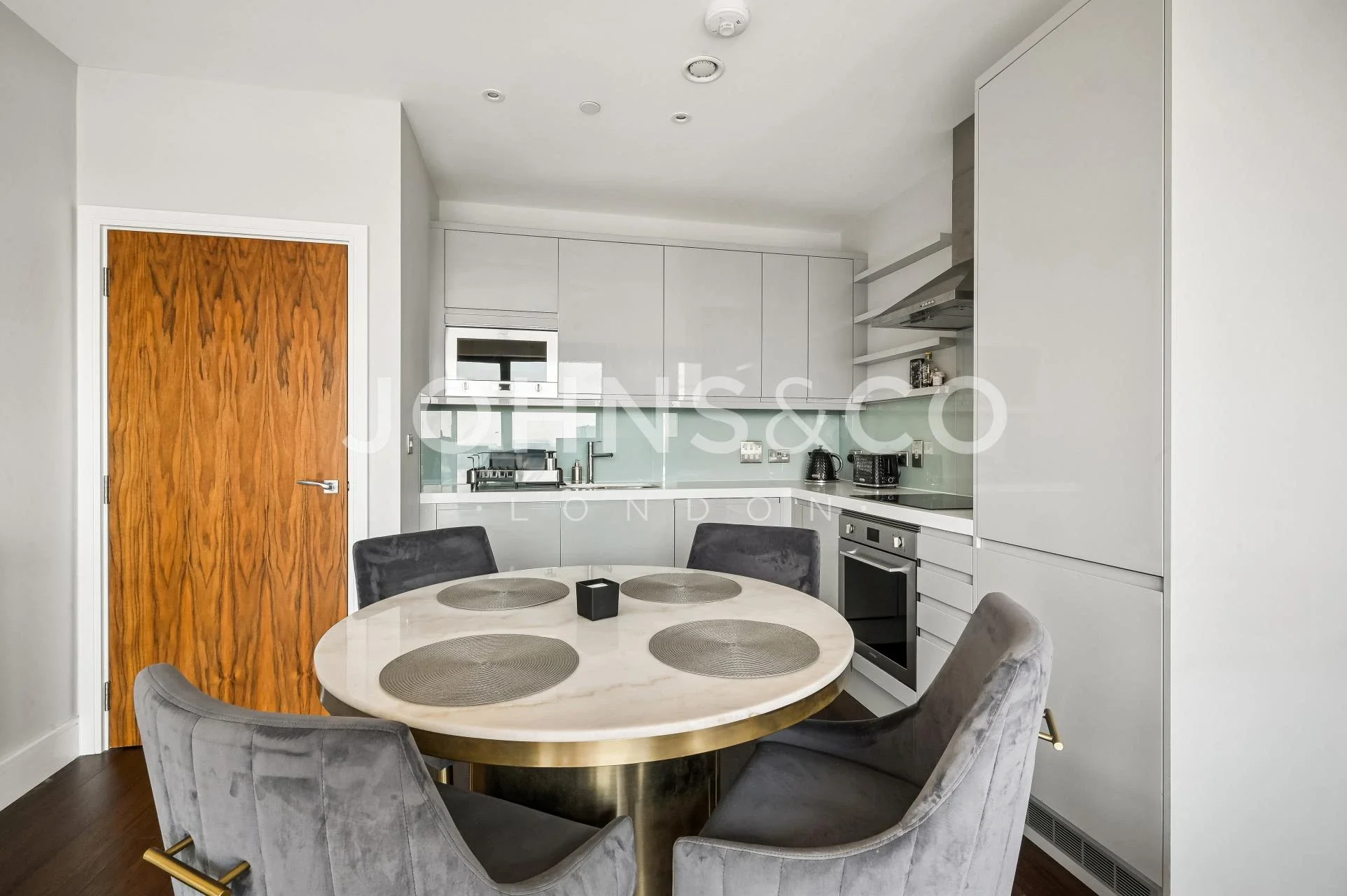 Flat Silvocea Way in Greater London