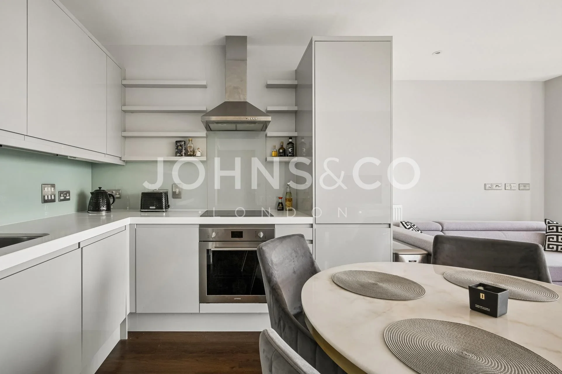 Flat Silvocea Way in Greater London