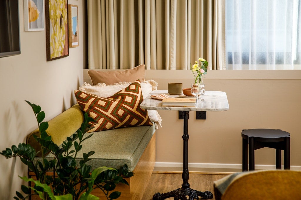 Flat Hackney Road in Greater London