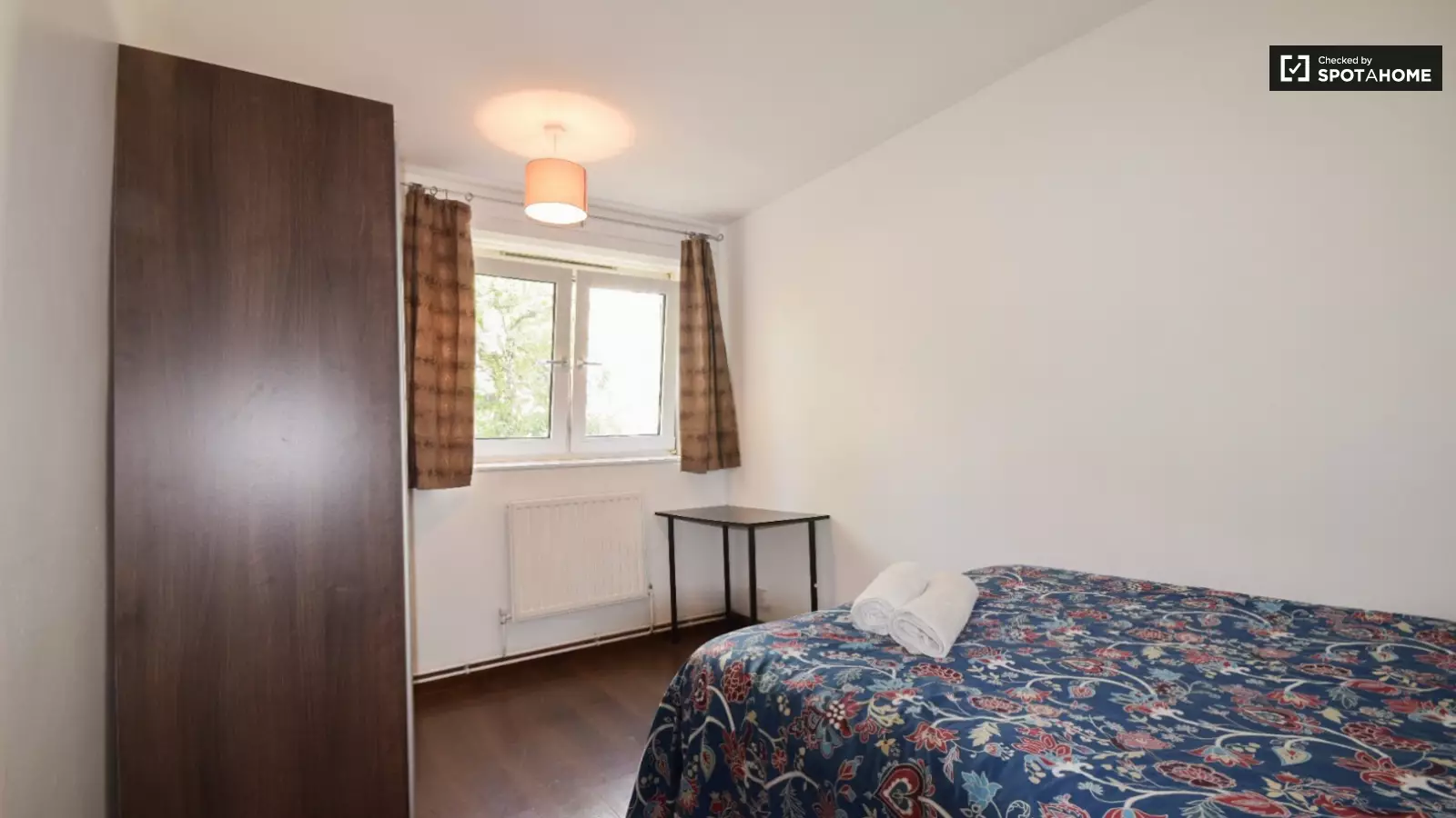 Flat Hunton Street in Greater London