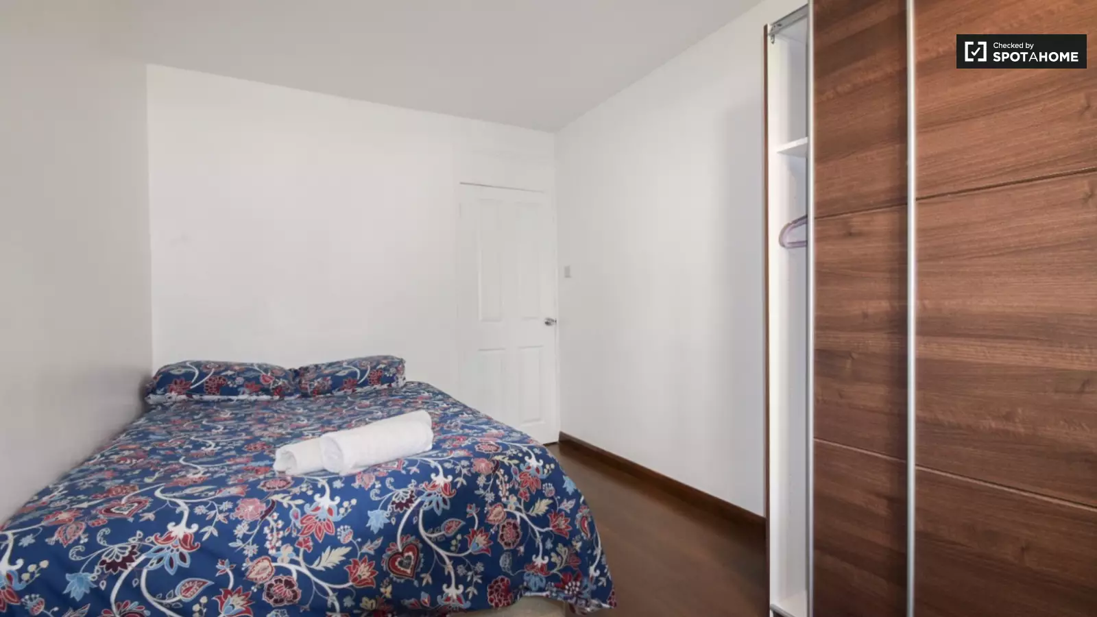 Flat Hunton Street in Greater London