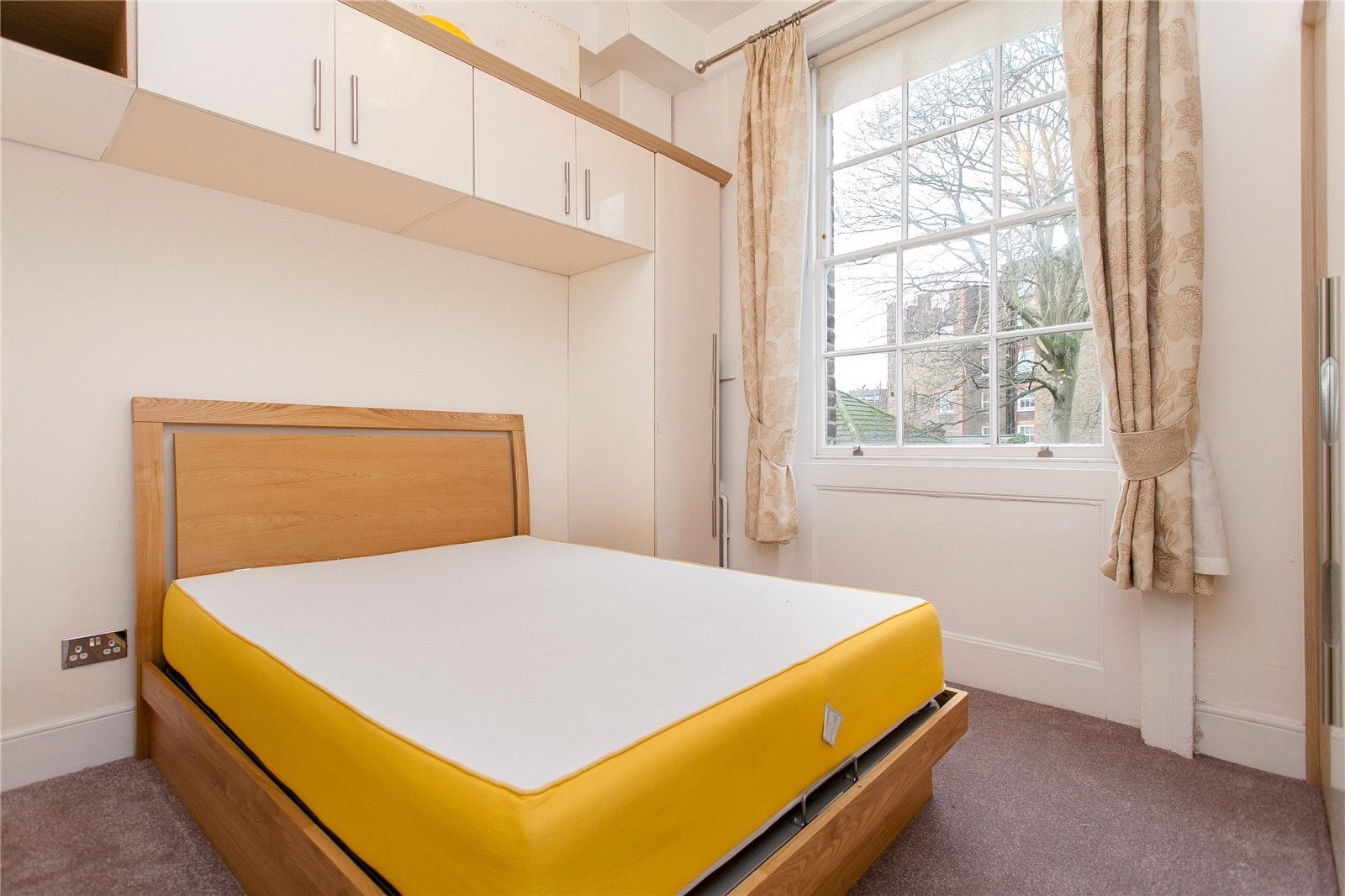 Flat Compton Road in Greater London