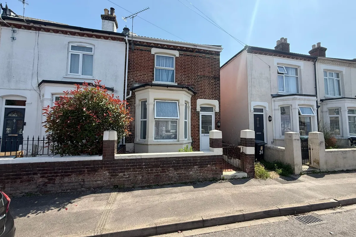 Room Avenue Road in Gosport