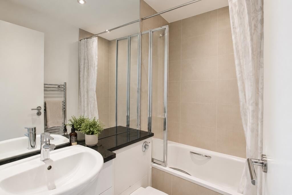 Flat Sloane Avenue in Greater London