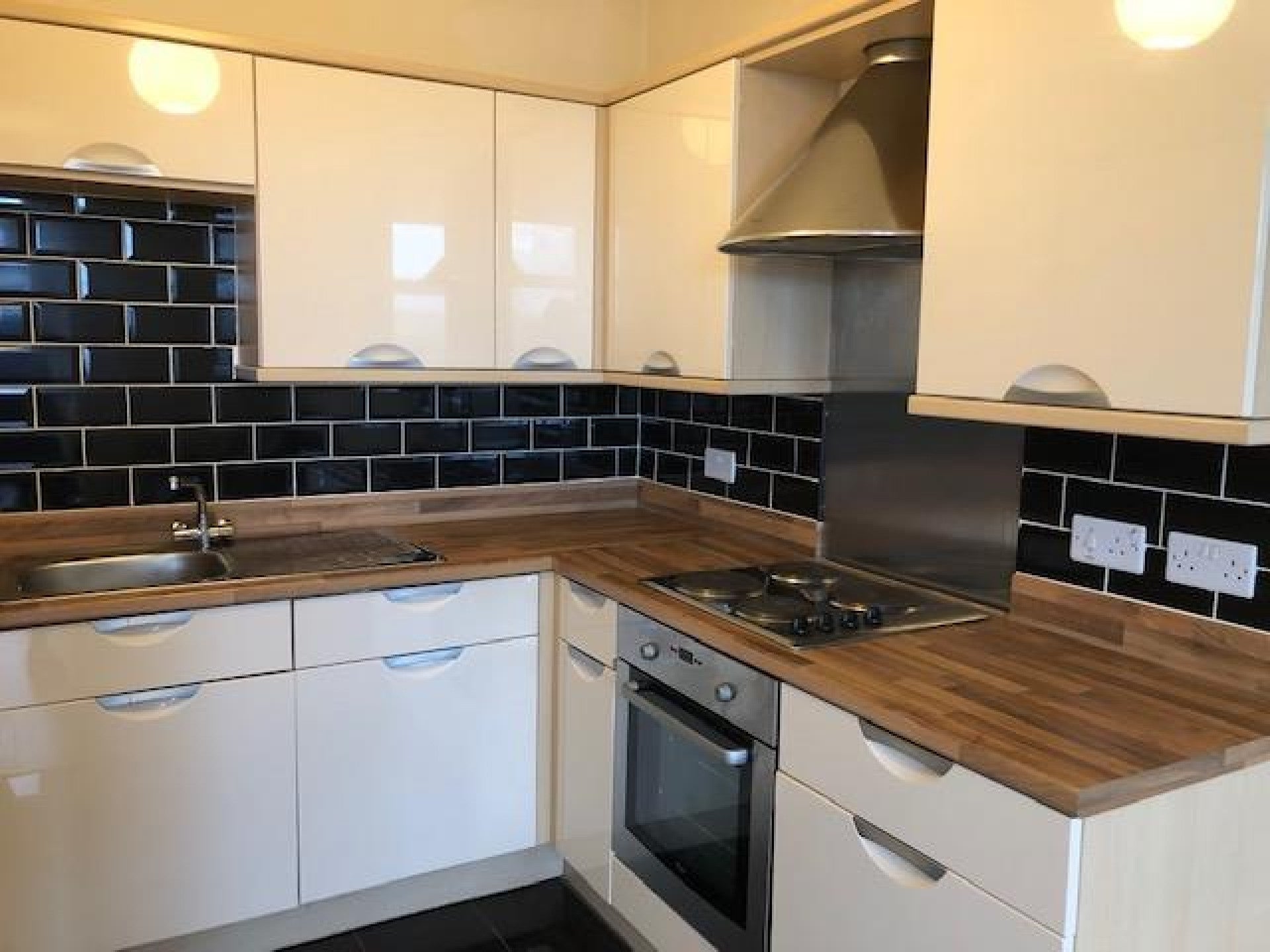 Flat Lauriston Close in Manchester