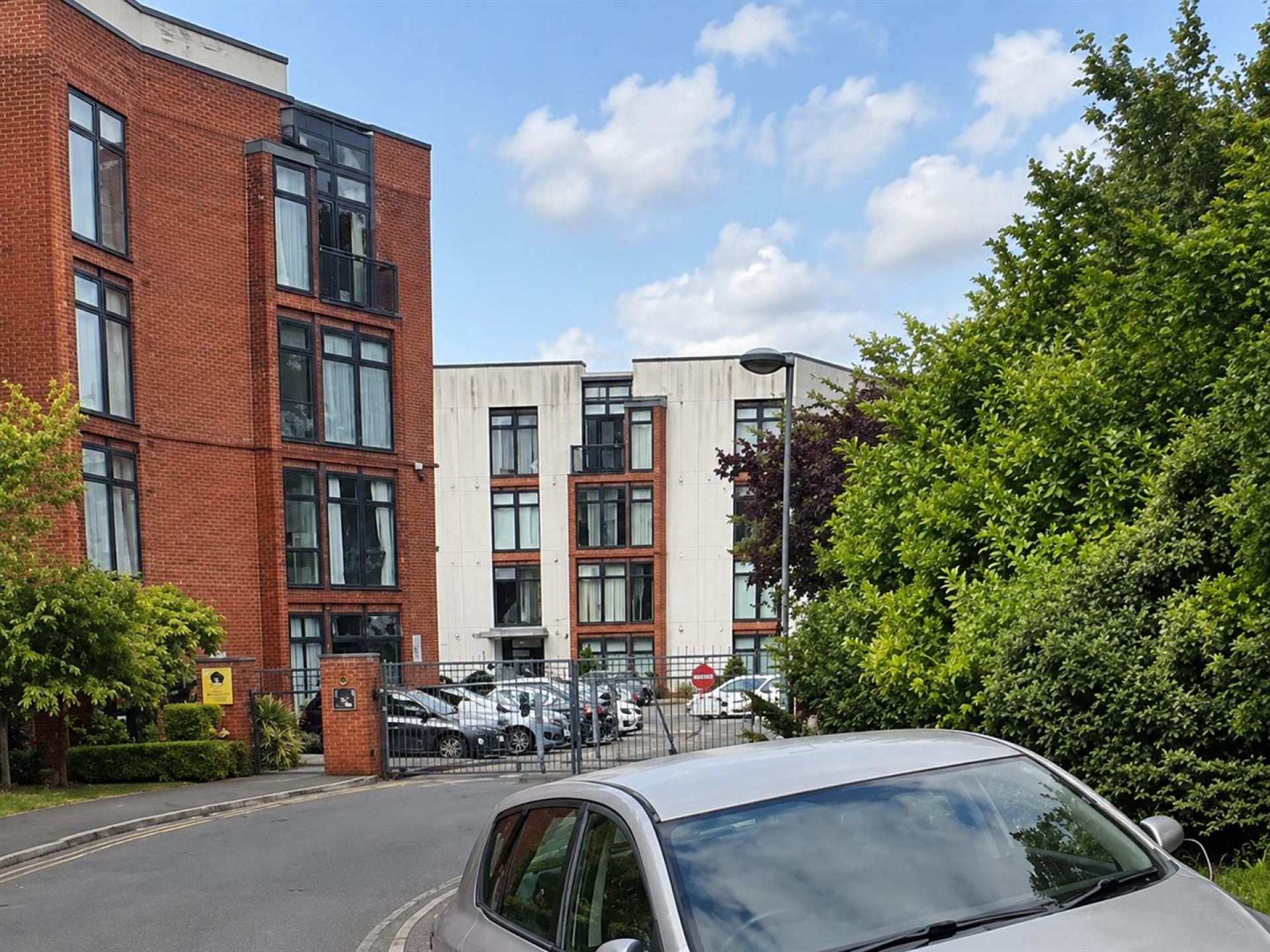 Flat Lauriston Close in Manchester