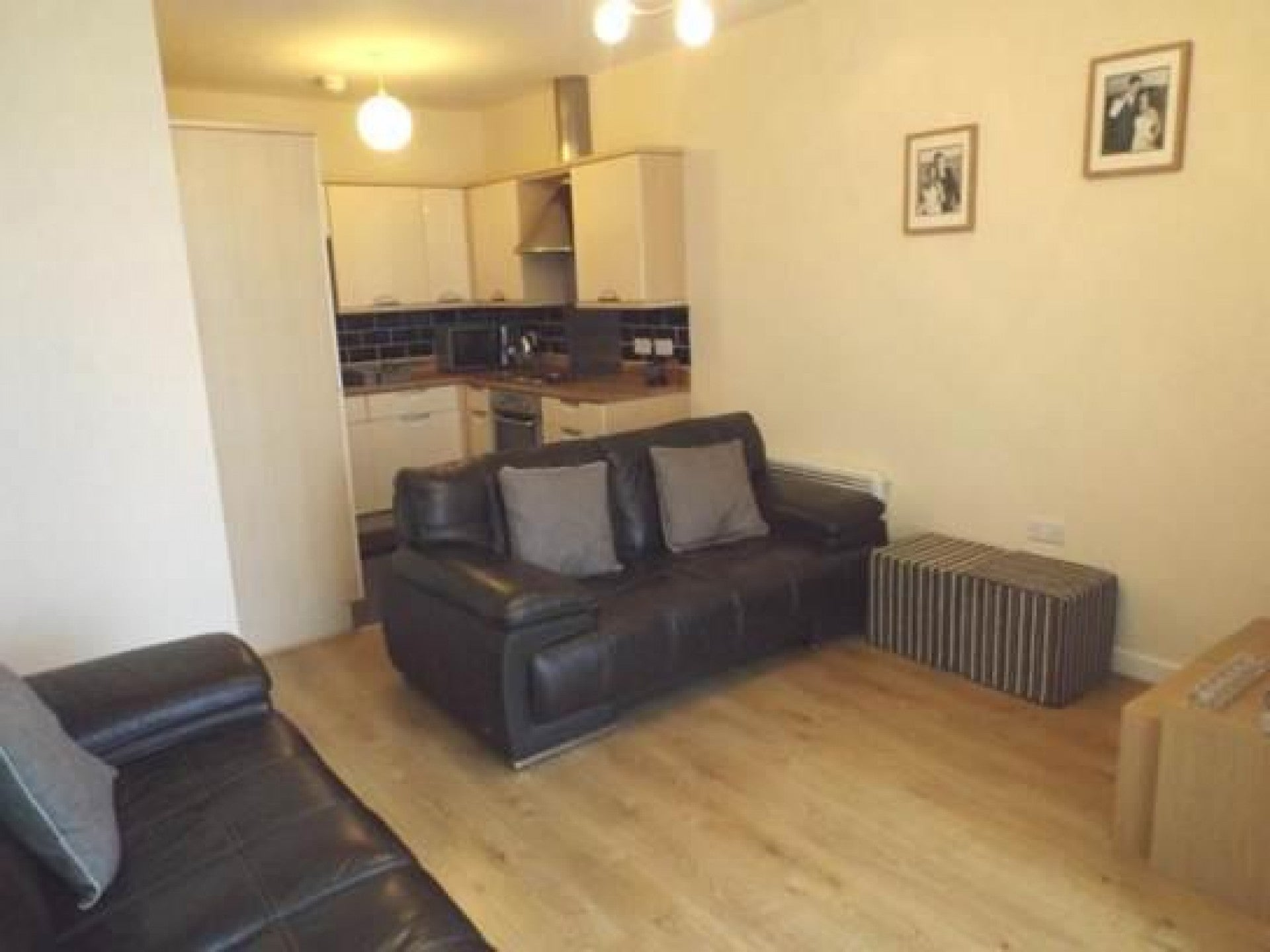 Flat Lauriston Close in Manchester