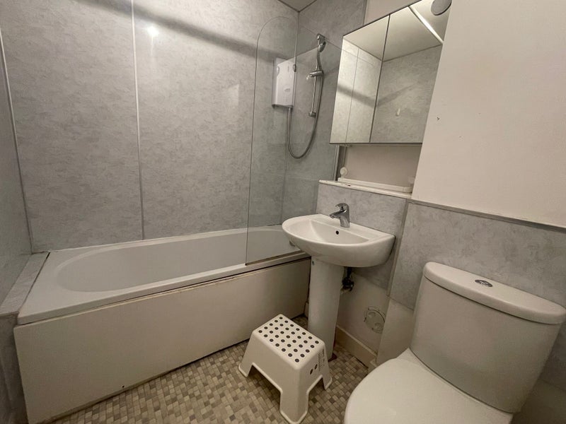 Room Dumbarton Road in Glasgow