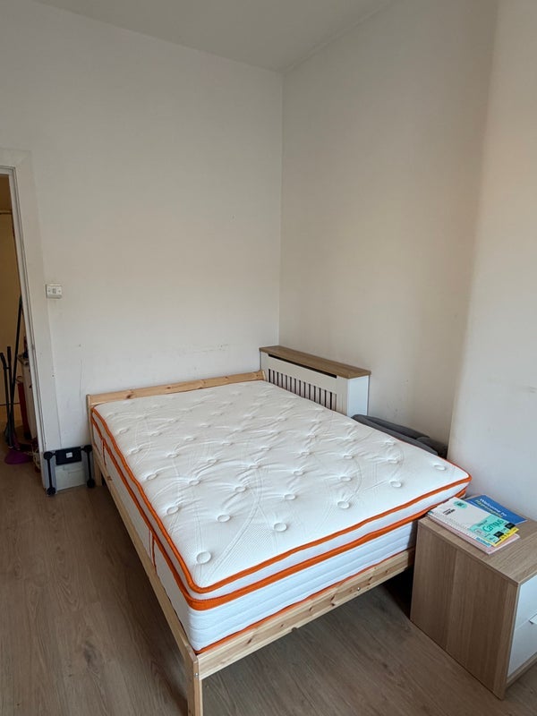 Room Dumbarton Road in Glasgow