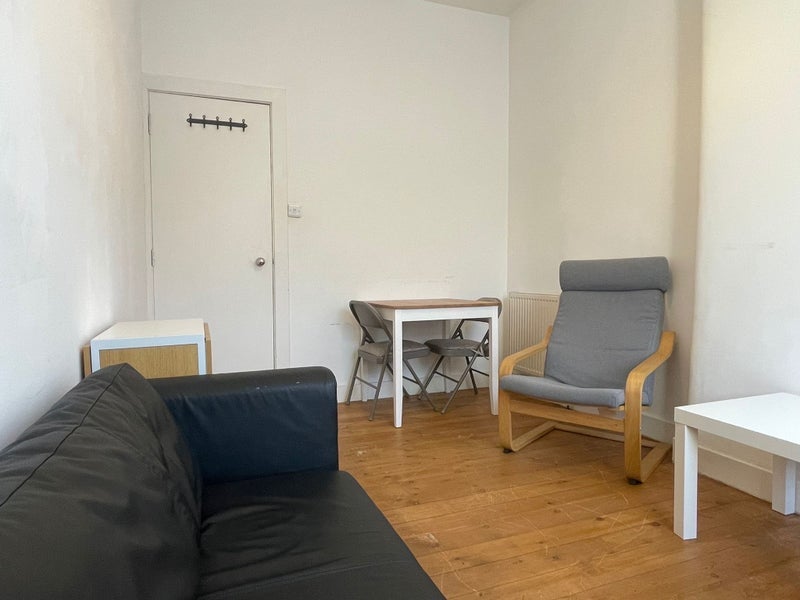 Room Dumbarton Road in Glasgow
