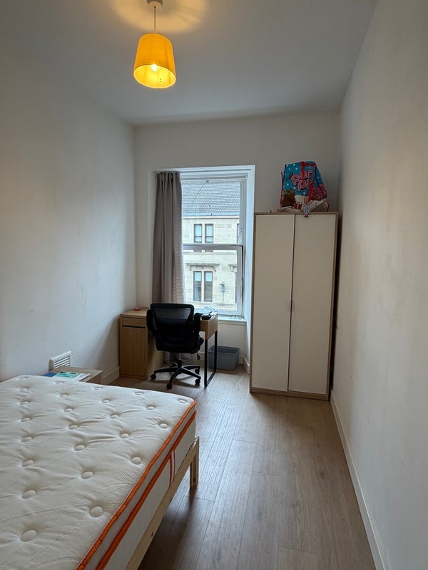 Room Dumbarton Road in Glasgow