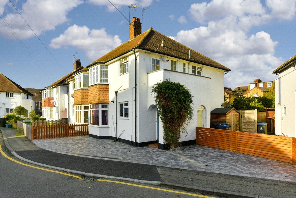 Flat Grove Close in Greater London