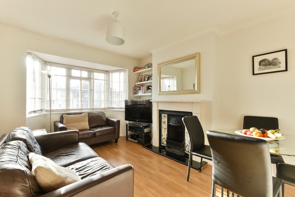 Flat Grove Close in Greater London