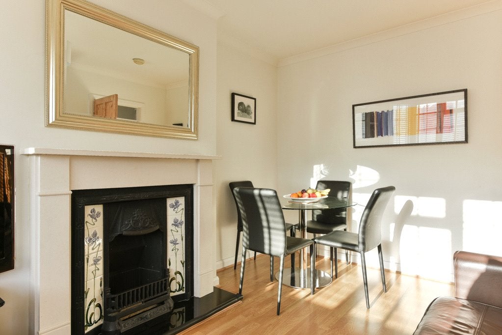 Flat Grove Close in Greater London