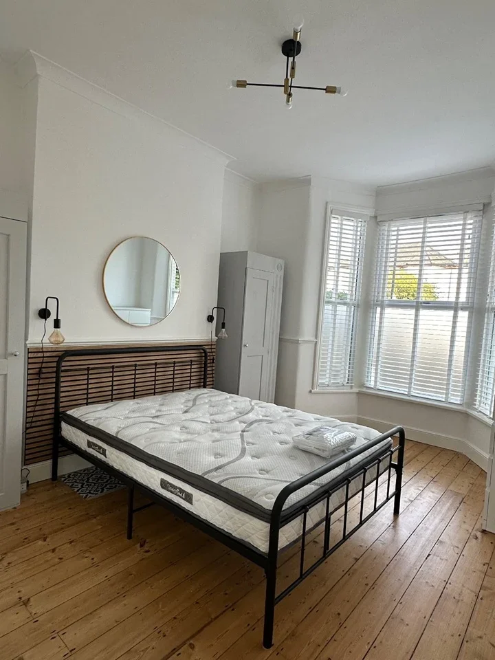 Flat Dowanhill Road in Greater London