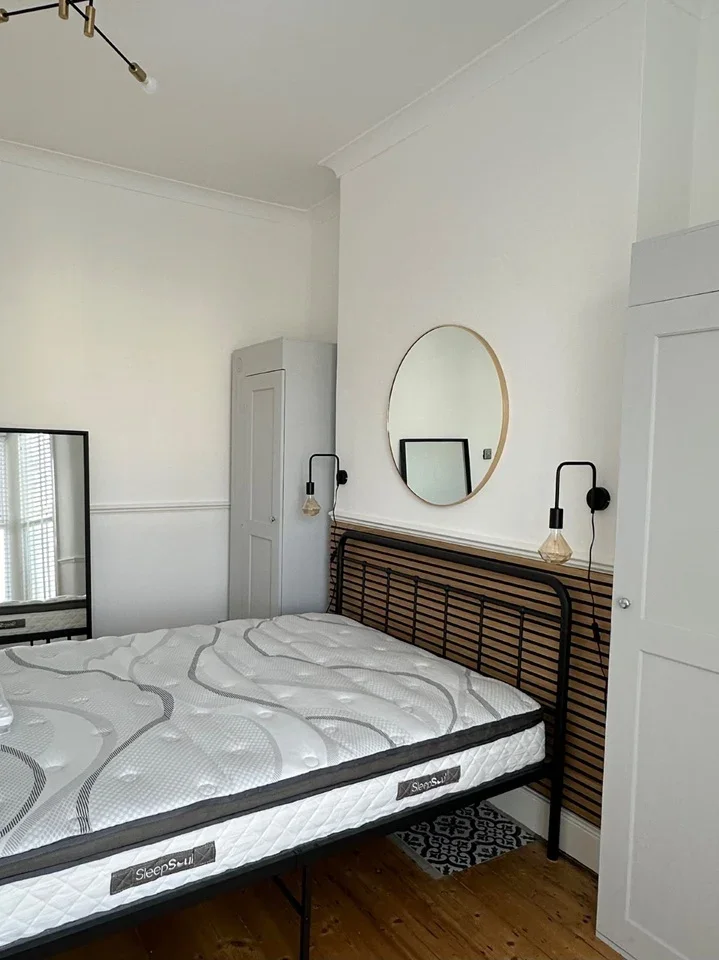 Flat Dowanhill Road in Greater London