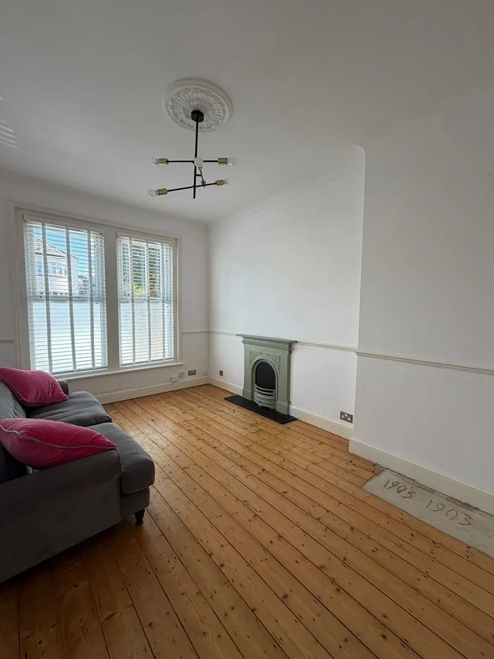 Flat Dowanhill Road in Greater London