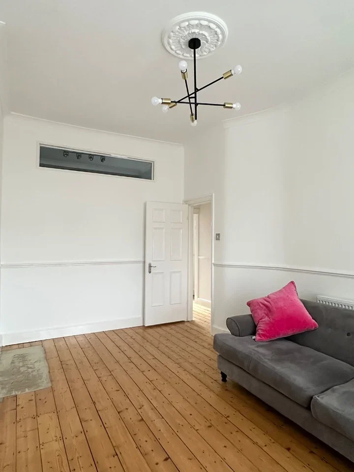 Flat Dowanhill Road in Greater London