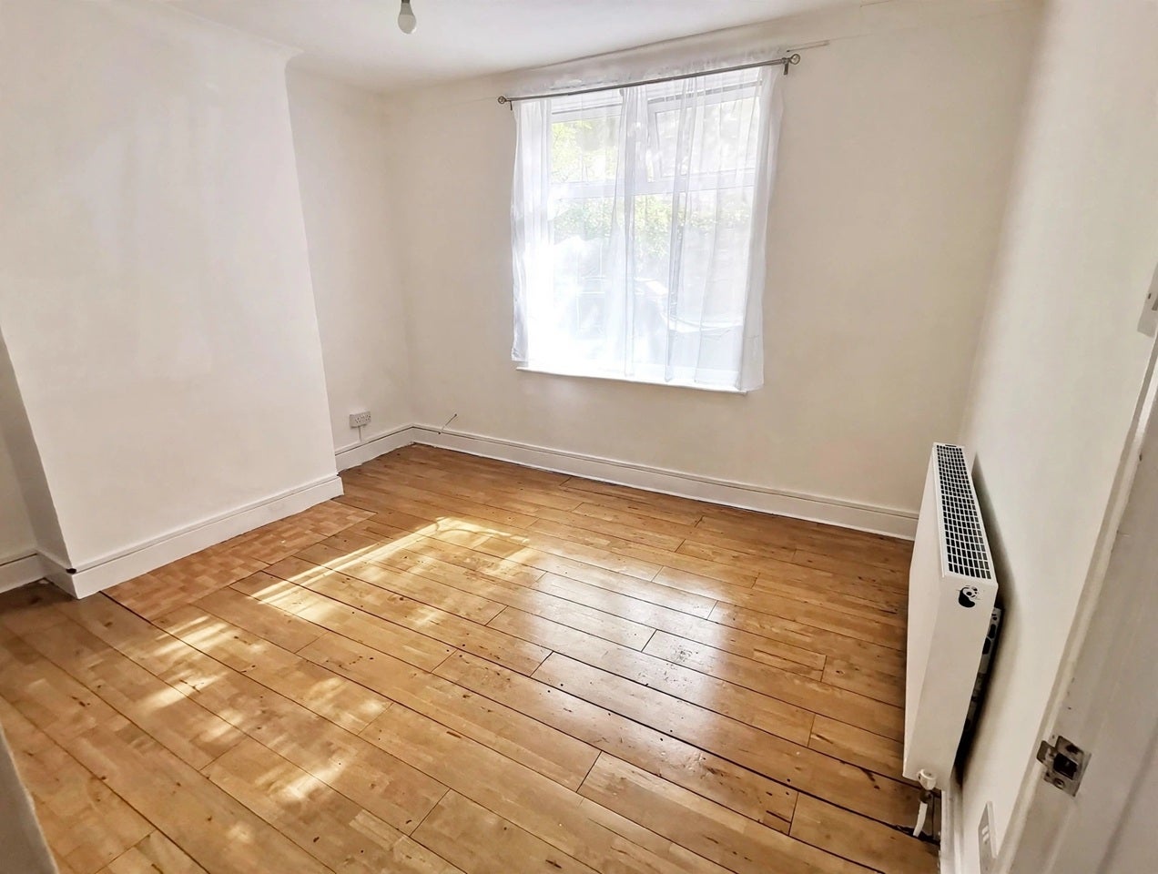 Flat Hinstock Road in Greater London