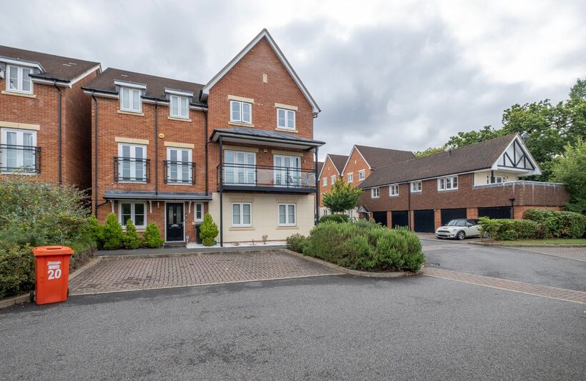 Flat Foxherne in Slough