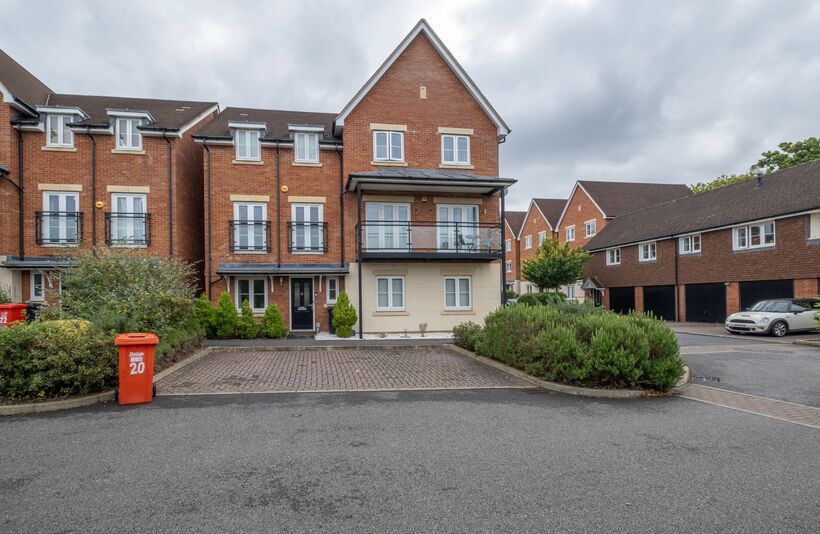 Flat Foxherne in Slough
