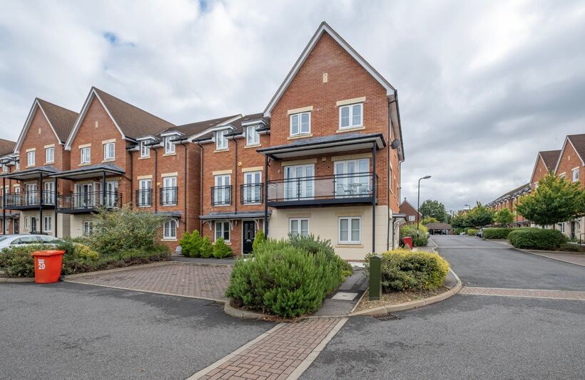 Flat Foxherne in Slough