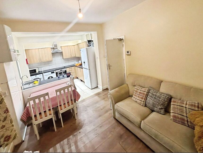 Flat Harborough Road in Southampton