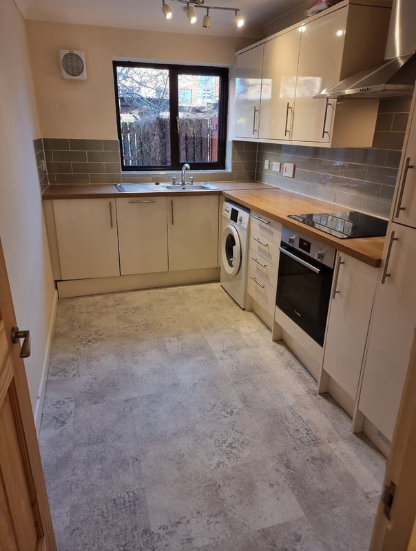Room Cumberland Close in Bristol