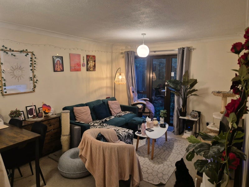 Room Cumberland Close in Bristol