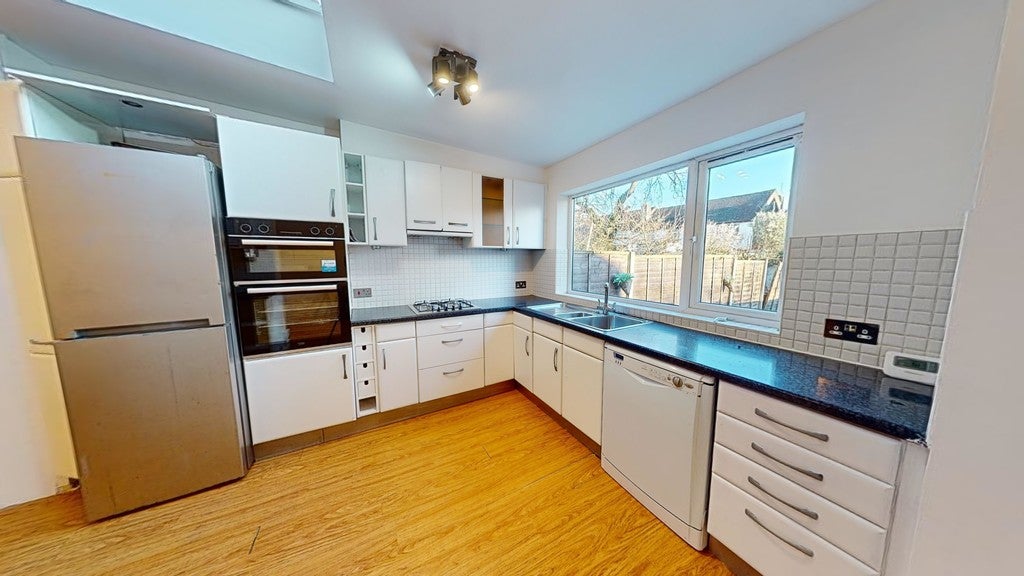 Room Glencairn Road in Greater London