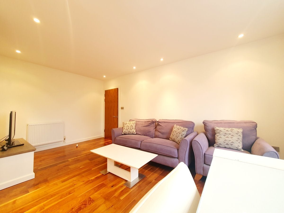 Flat Pemberton Court in London