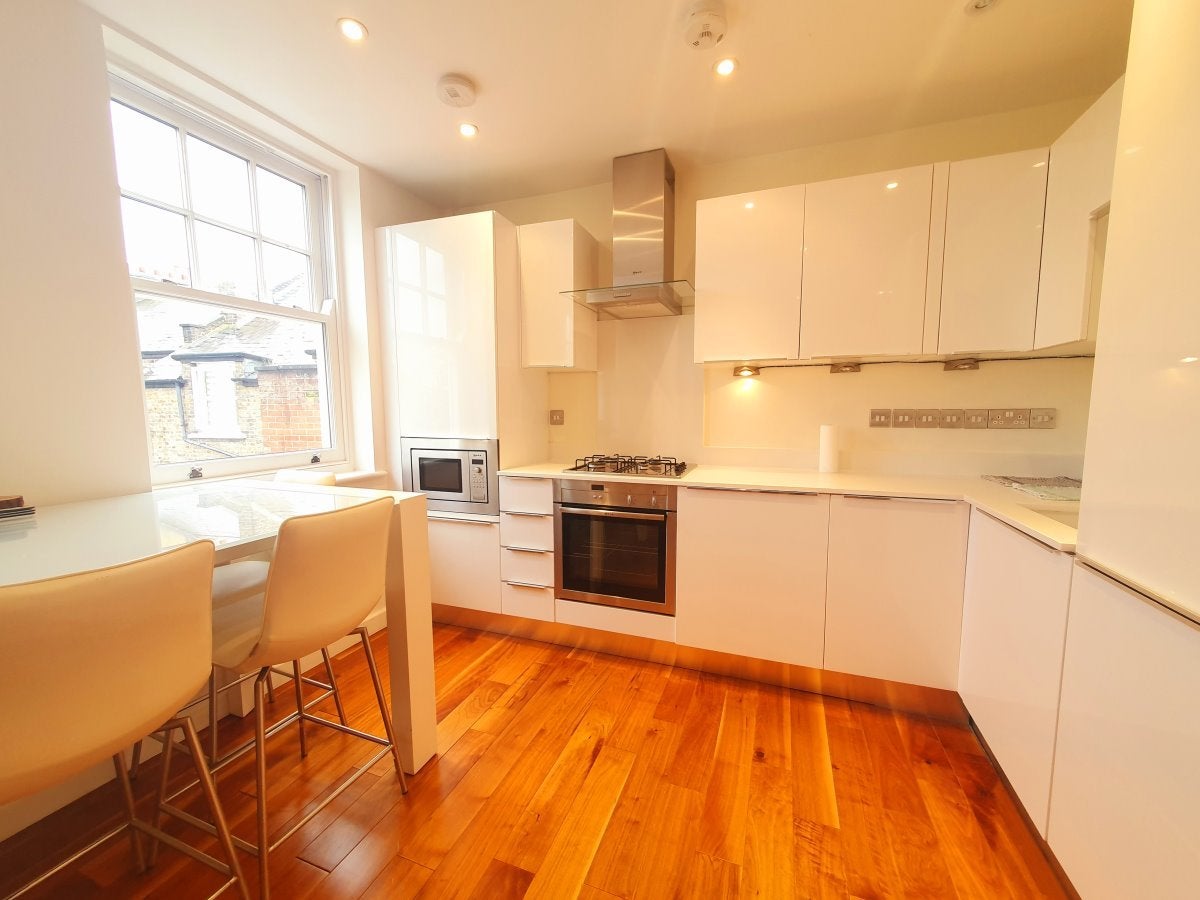 Flat Pemberton Court in London