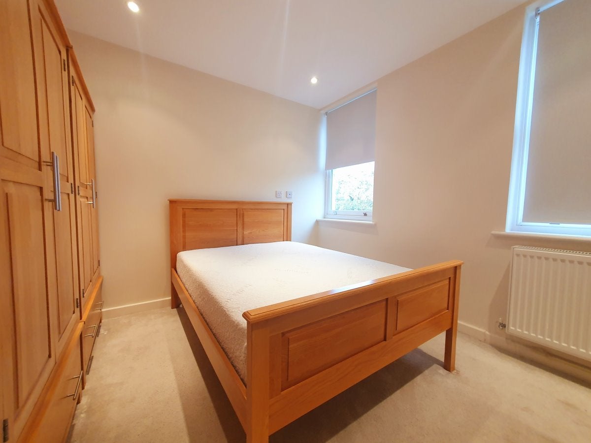 Flat Pemberton Court in London