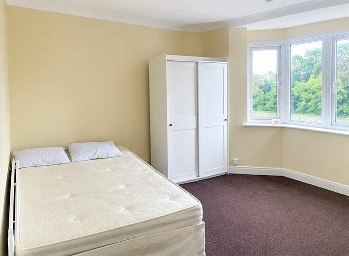 Room Grove Road in Greater London
