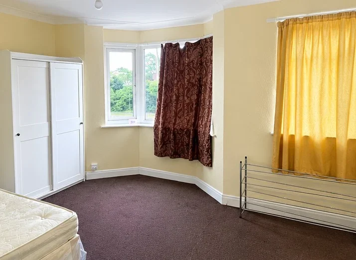 Room Grove Road in Greater London