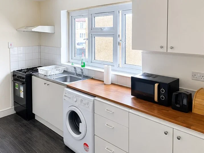 Room Grove Road in Greater London