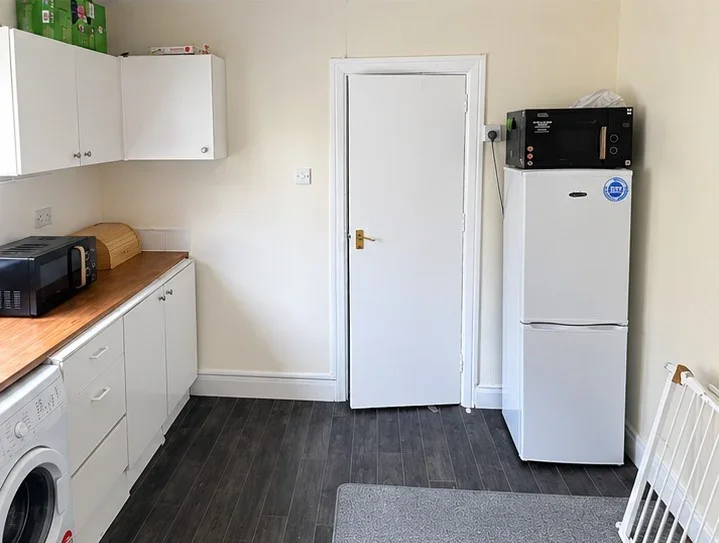 Room Grove Road in Greater London