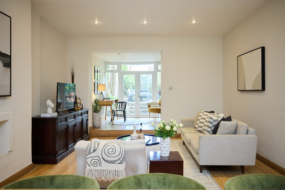 Flat Holland Road in Greater London