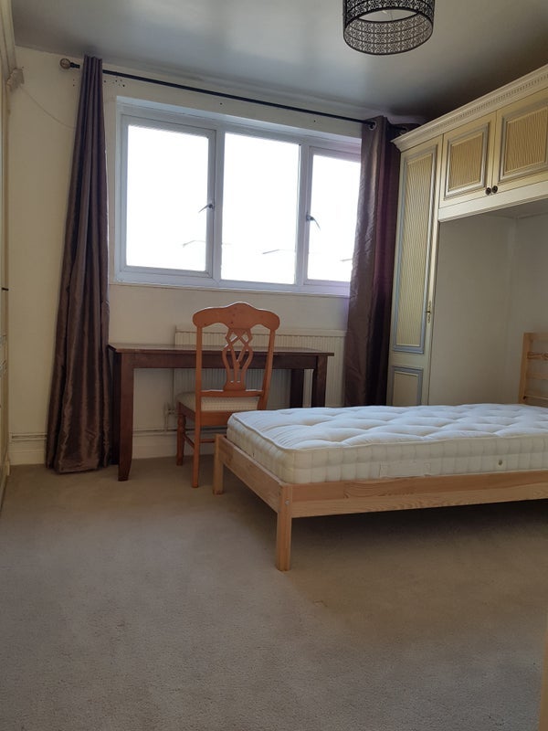 Room Annie Besant Close in Greater London