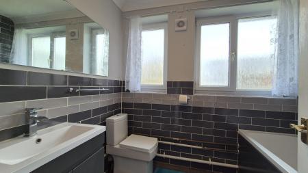 Flat Oakwell Close in Dunstable