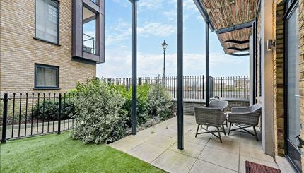Flat Crabtree Lane in Greater London