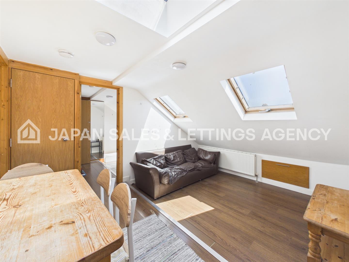 Flat Gunnersbury Lane in Greater London