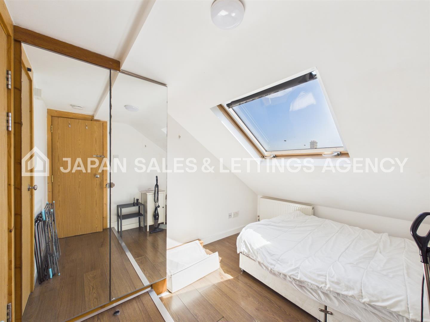 Flat Gunnersbury Lane in Greater London