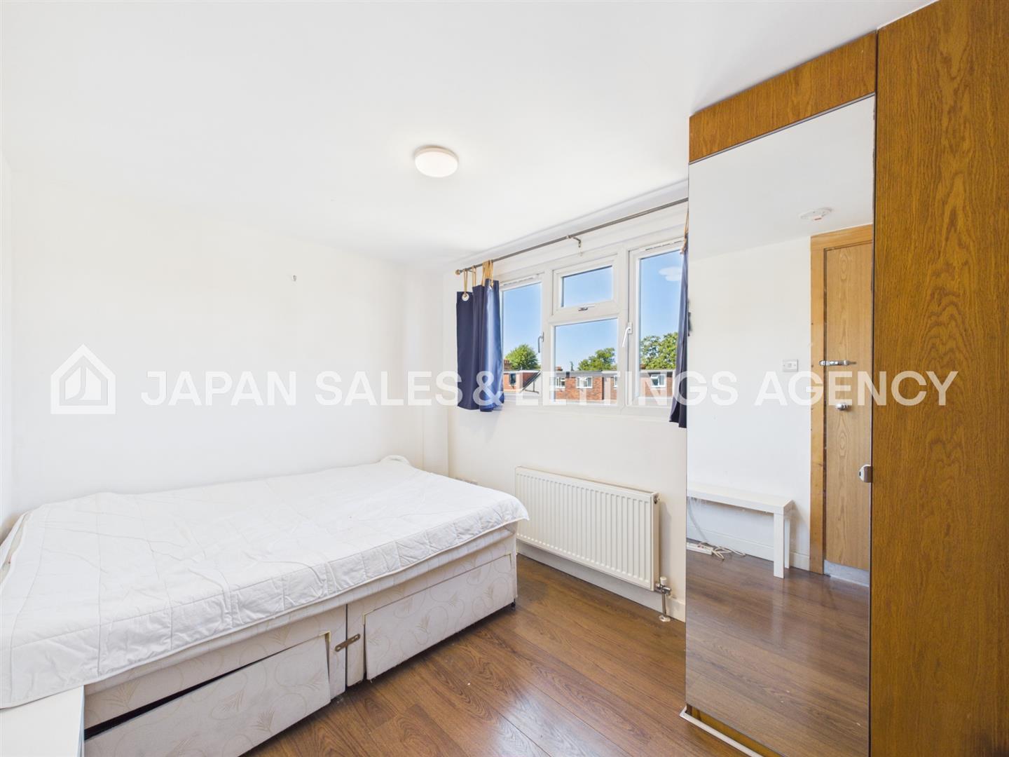 Flat Gunnersbury Lane in Greater London